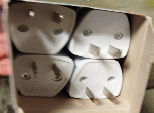 ENCHUFE PLANO EN CAJA AZUL ENTRADA PLANA